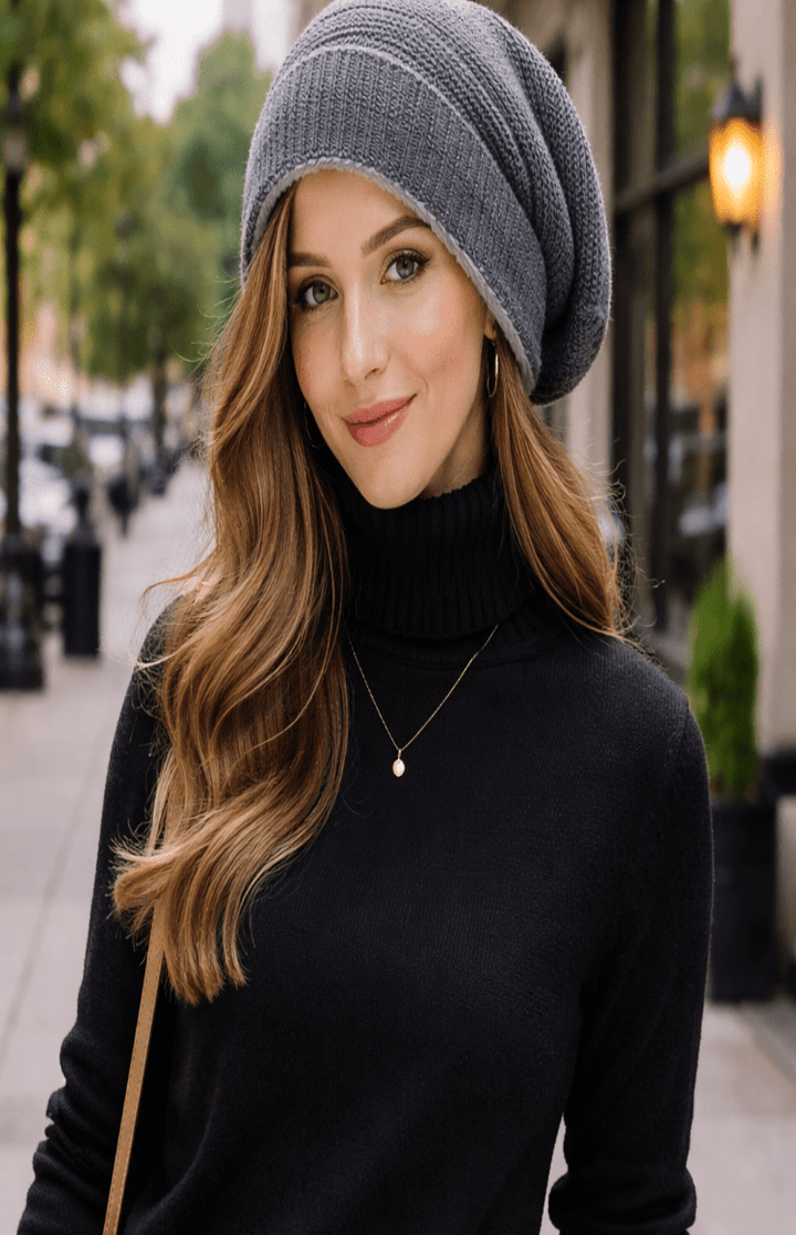 Bekväm stickad slouchy mössa Imogen, varm unisex accessoar för kalla dagar.