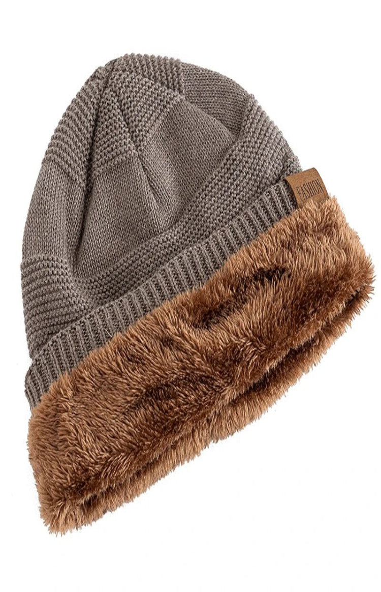 Mjuk fodrad stickad mössa, avslappnad slouchy stil, varm för unisex vinterbruk.