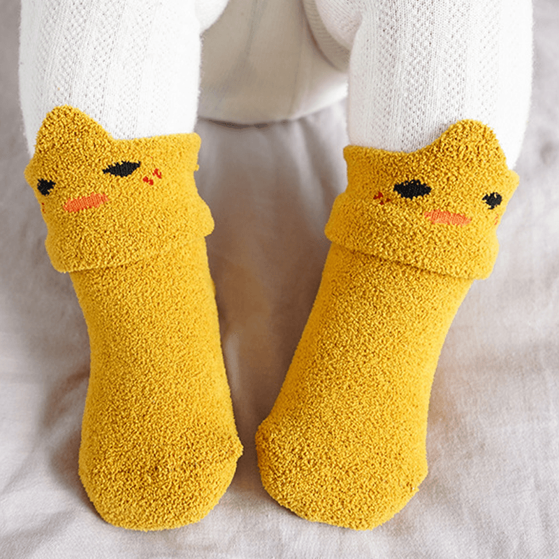"Unisex baby anti-halk golvstrumpor med färgglada djurmotiv, perfekt för lek på trägolv och släta ytor."