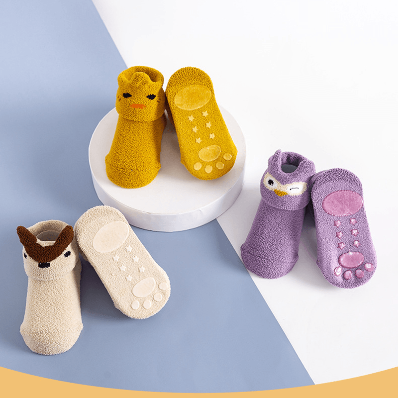 "Unisex baby anti-halk golvstrumpor med färgglada djurmotiv, perfekt för lek på trägolv och släta ytor."