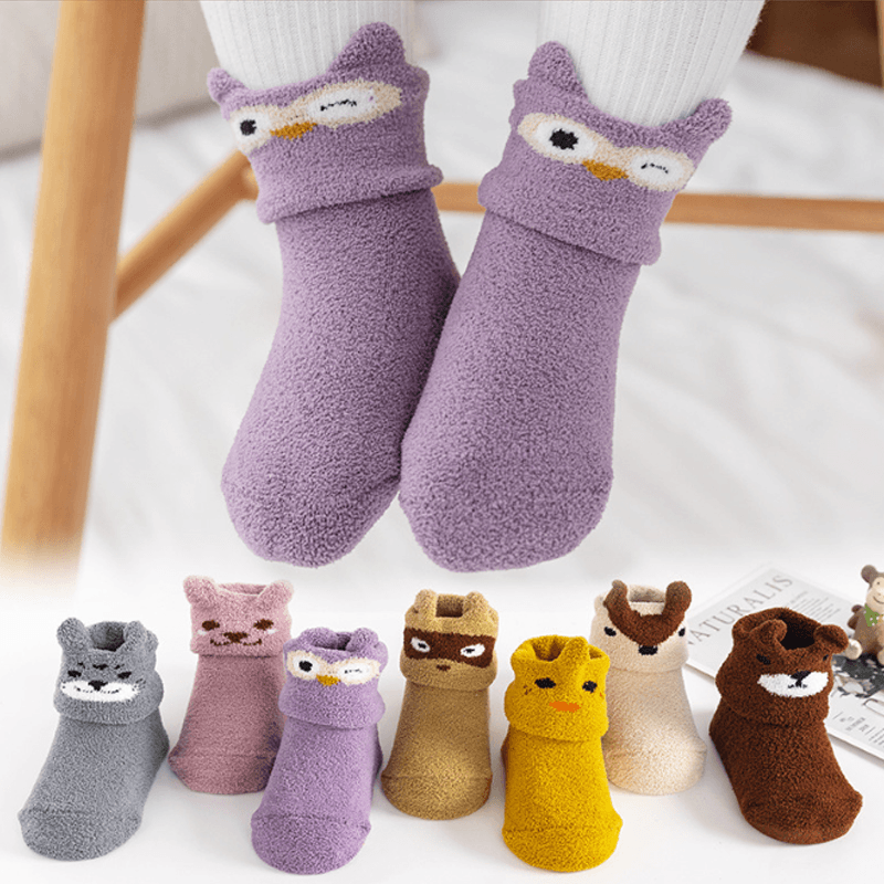 "Unisex baby anti-halk golvstrumpor med färgglada djurmotiv, perfekt för lek på trägolv och släta ytor."