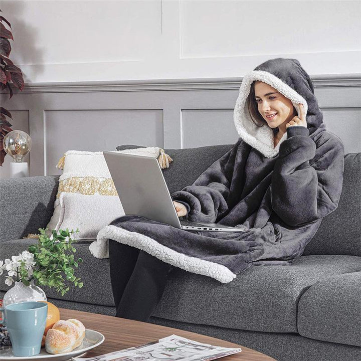 "Unisex bärbar fleecefilt med lång huva, framifrån, mjuk mikropolyester, överstor design, i färger svart och grå."