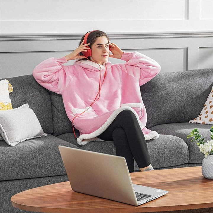 "Unisex bärbar fleecefilt med lång huva, framifrån, mjuk mikropolyester, överstor design, i färger svart och grå."
