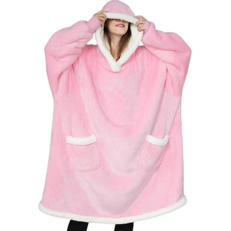 "Unisex bärbar fleecefilt med lång huva, framifrån, mjuk mikropolyester, överstor design, i färger svart och grå."