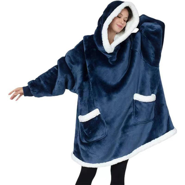 "Unisex bärbar fleecefilt med lång huva, framifrån, mjuk mikropolyester, överstor design, i färger svart och grå."