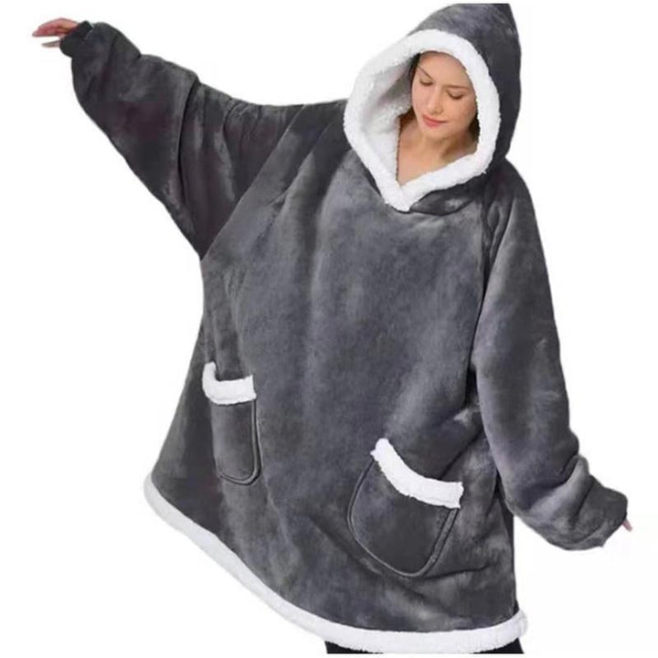 "Unisex bärbar fleecefilt med lång huva, framifrån, mjuk mikropolyester, överstor design, i färger svart och grå."