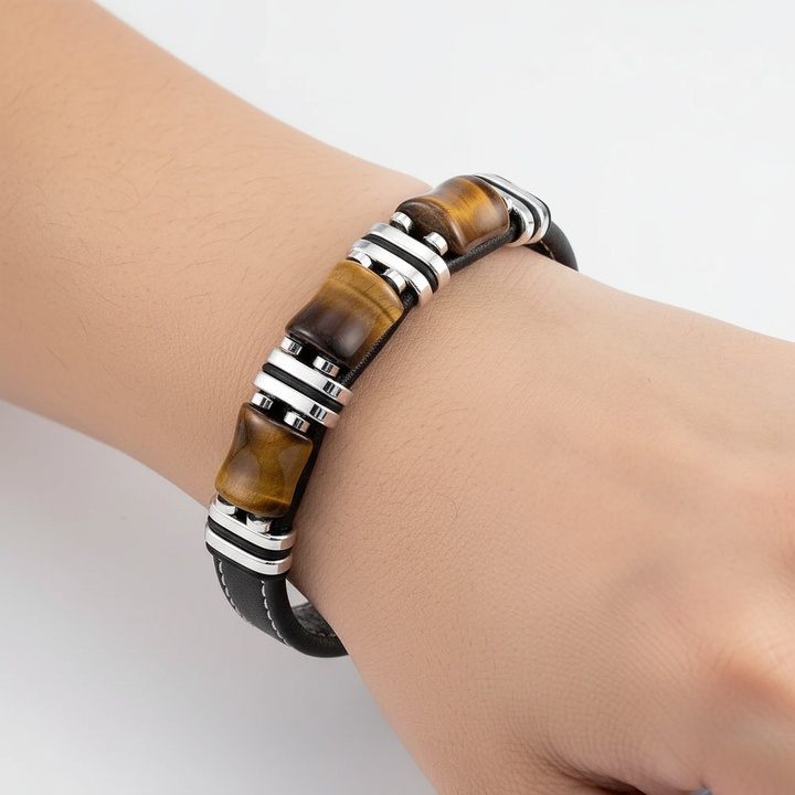 Chic damarmband med tigeröga-pärlor och flätat läder. Ett elegant unisex smycke för varje outfit.