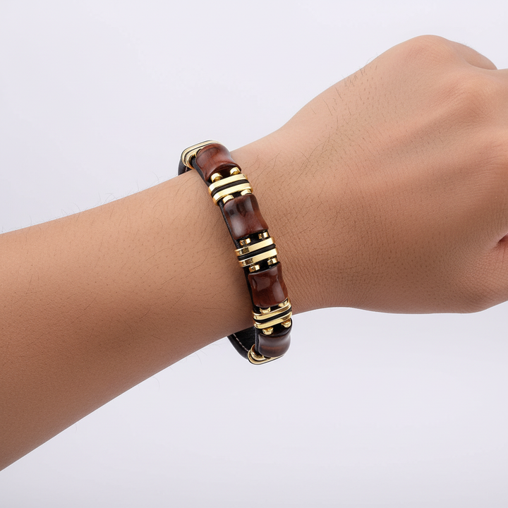 Elegant presenttips: berlockarmband i tigeröga och läder. Ett unikt unisex smycke med natursten.