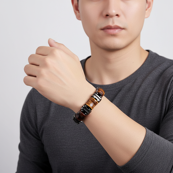 Handgjort berlockarmband med släta tigeröga-pärlor och tåligt läder. Känn styrkan från naturstenen.