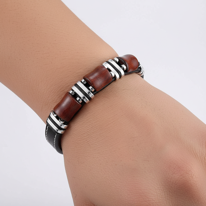 Detaljbild av unisex berlockarmbandets lås och tigeröga-pärlor. Exklusivt läderarmband för stil.