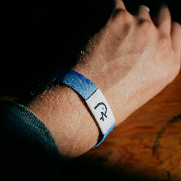 "Unisex bibelarmband med NFC-funktion, justerbart polyesterband, flerfärgat. Stilfullt och meningsfullt accessoarval."