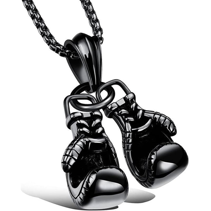 "Unisex boxhandskar halsband i ett glänsande guldigt titanstål, symboliserar styrka och stil för boxningsentusiaster."
