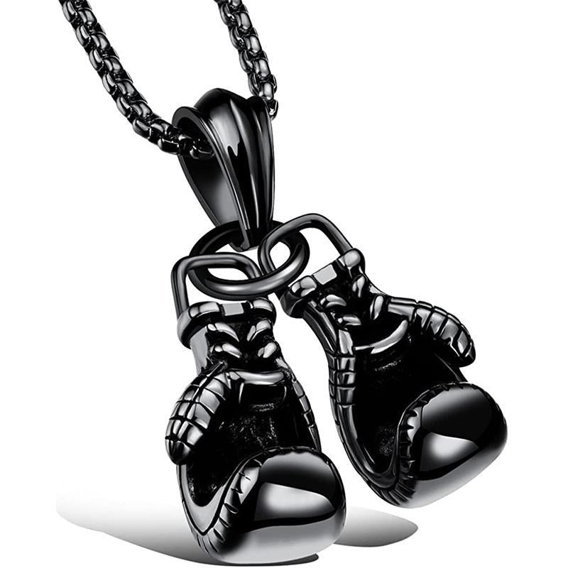 "Unisex boxhandskar halsband i ett glänsande guldigt titanstål, symboliserar styrka och stil för boxningsentusiaster."