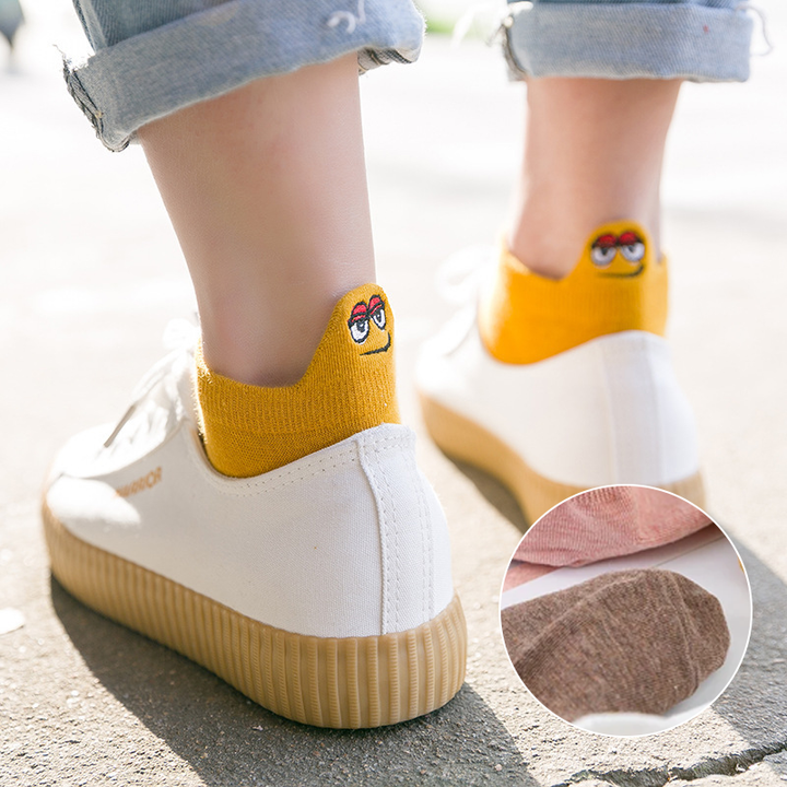 "Unisex broderade crew strumpor, japansk stil med smiley-mönster, mångsidig och elegant design, för alla årstider."