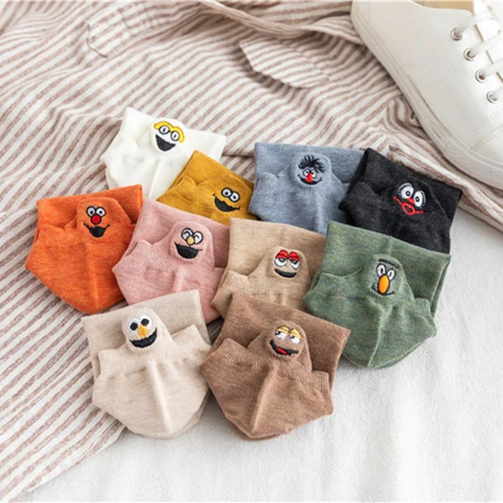 "Unisex broderade crew strumpor, japansk stil med smiley-mönster, mångsidig och elegant design, för alla årstider."