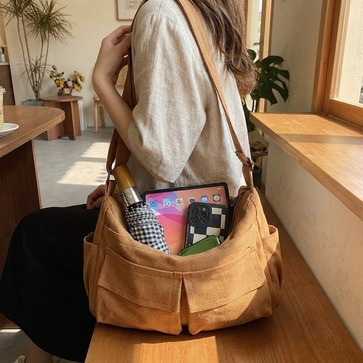 Unisex canvas crossbodyväska med flera fack och justerbar rem, perfekt som vardagsväska.