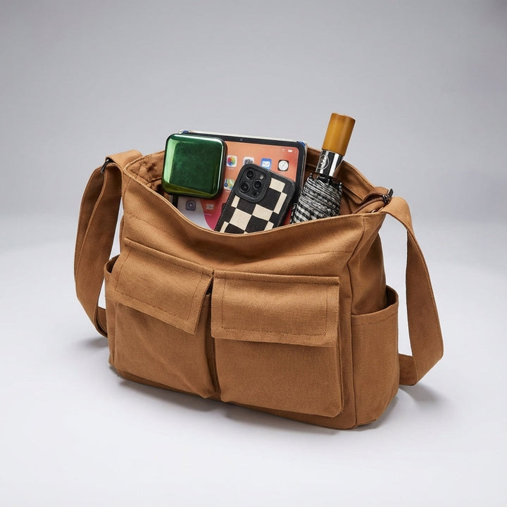 Svart canvas messengerbag för vardagen, med många fack för organiserad förvaring, unisex modell.