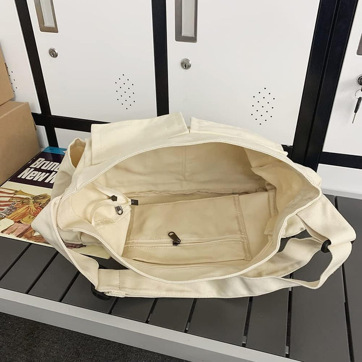 Brun canvas crossbodyväska med justerbar rem och flera praktiska fack, snygg och funktionell vardagsväska.