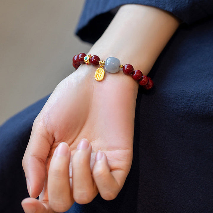 Unisex cinnoberarmband i röd jaspis med släta pärlor, eleganta och jordnära smycken för vardagsbruk.