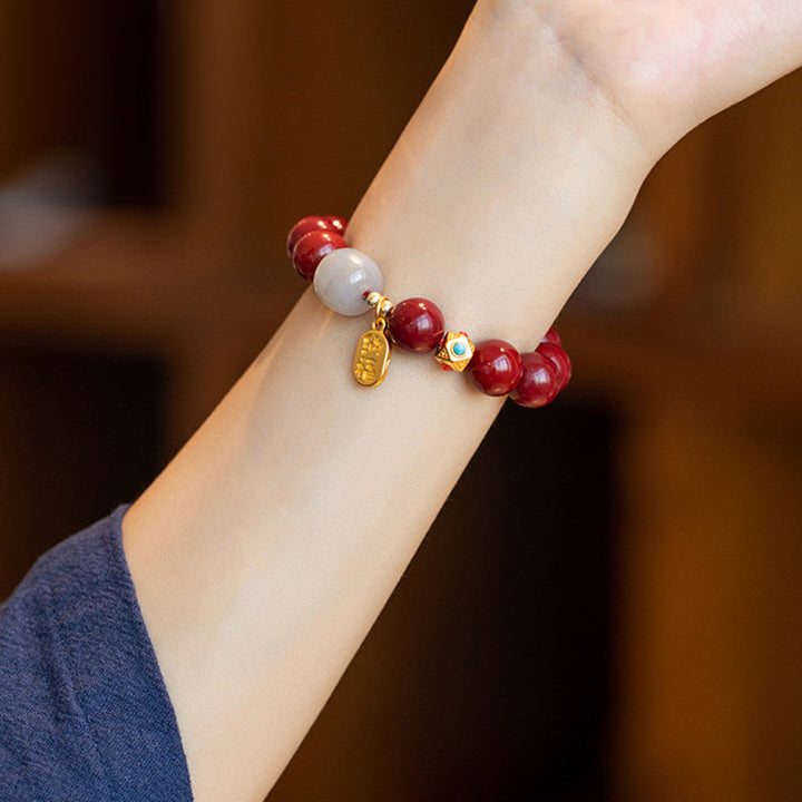 Unisex cinnoberarmband i röd jaspis med släta pärlor, eleganta och jordnära smycken för vardagsbruk.