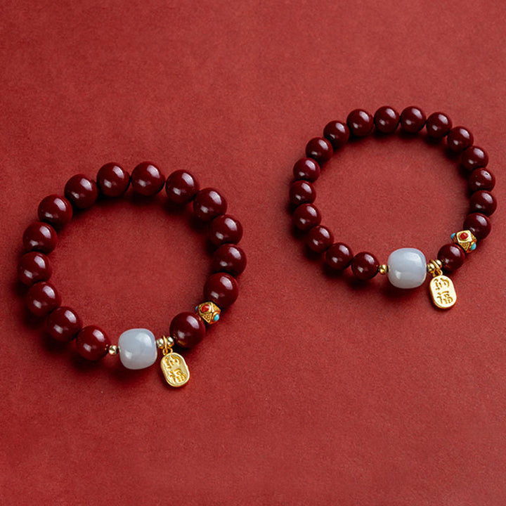 Unisex cinnoberarmband i röd jaspis med släta pärlor, eleganta och jordnära smycken för vardagsbruk.