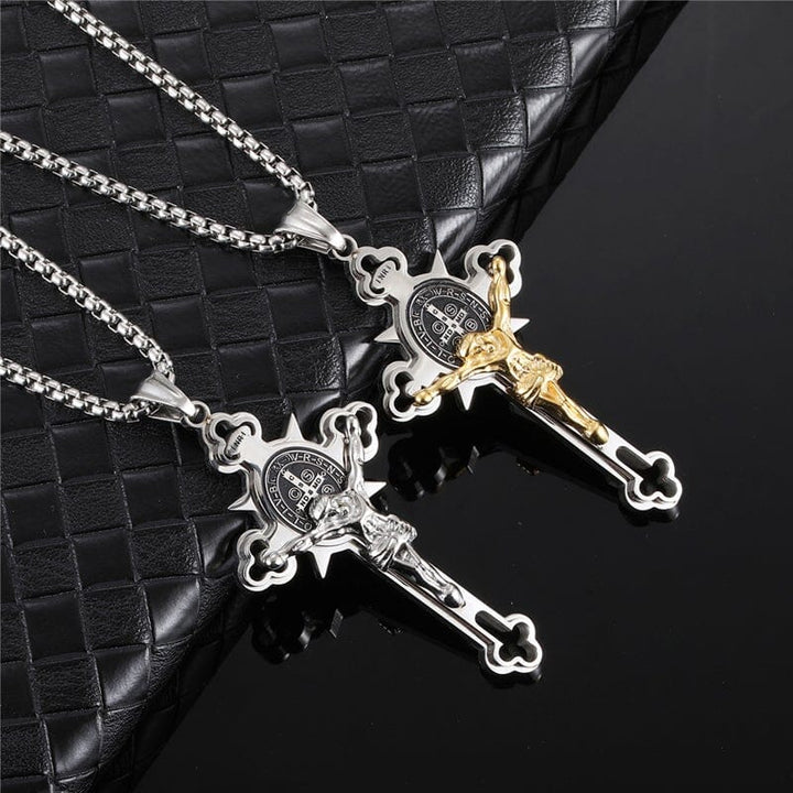 "Unisex exorcism kors halsband med Sankt Benedictus medalj i guld, detaljerad design för stil och andligt skydd."