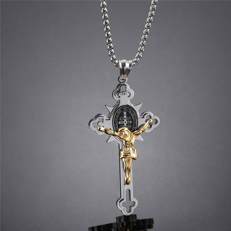 "Unisex exorcism kors halsband med Sankt Benedictus medalj i guld, detaljerad design för stil och andligt skydd."