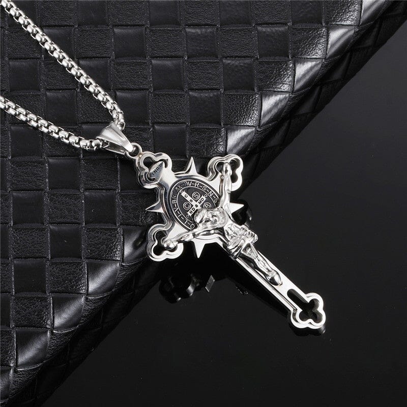 "Unisex exorcism kors halsband med Sankt Benedictus medalj i guld, detaljerad design för stil och andligt skydd."