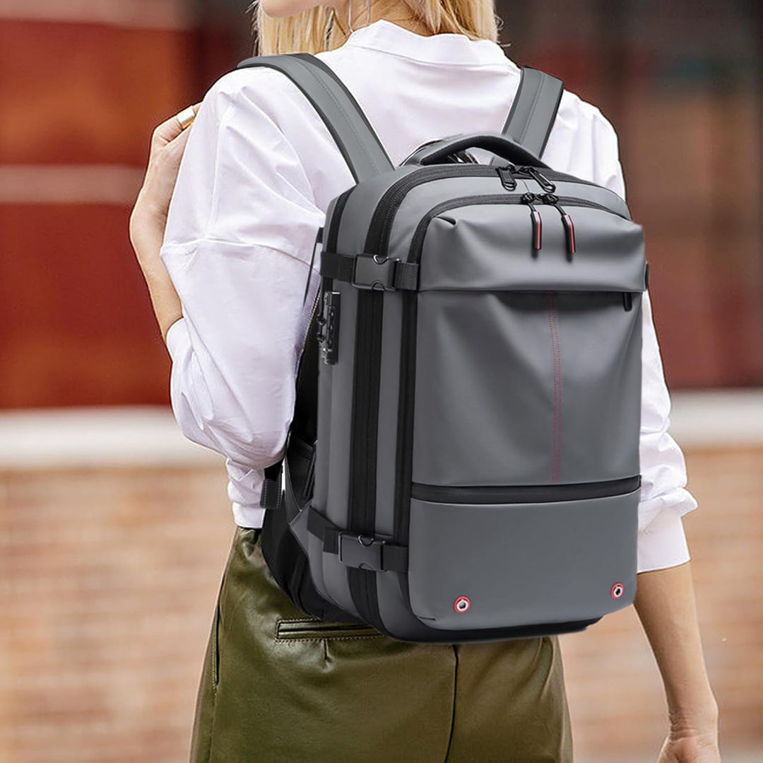 Grå 60L ryggsäck, vattentät och expanderbar. Med dedikerat laptopfack för modern resenär.