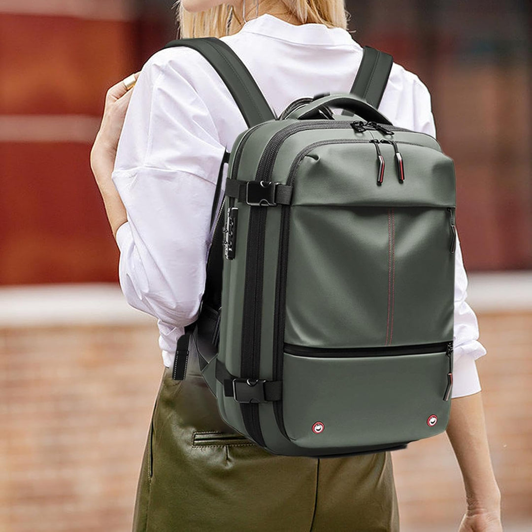 Grå 60L reseryggsäck, expanderbar och vattentät. Har stöldskyddat laptopfack för resor.