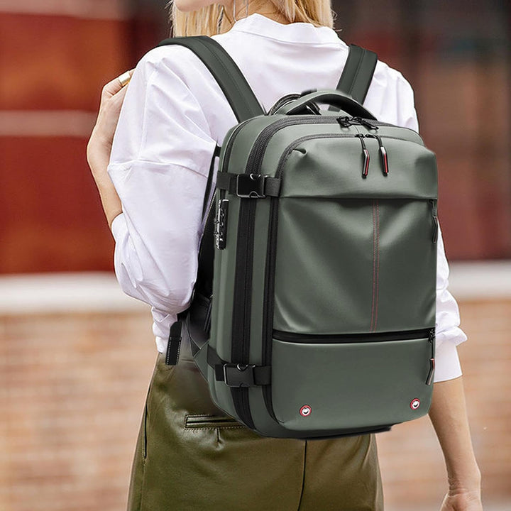 Grå 60L reseryggsäck, expanderbar och vattentät. Har stöldskyddat laptopfack för resor.