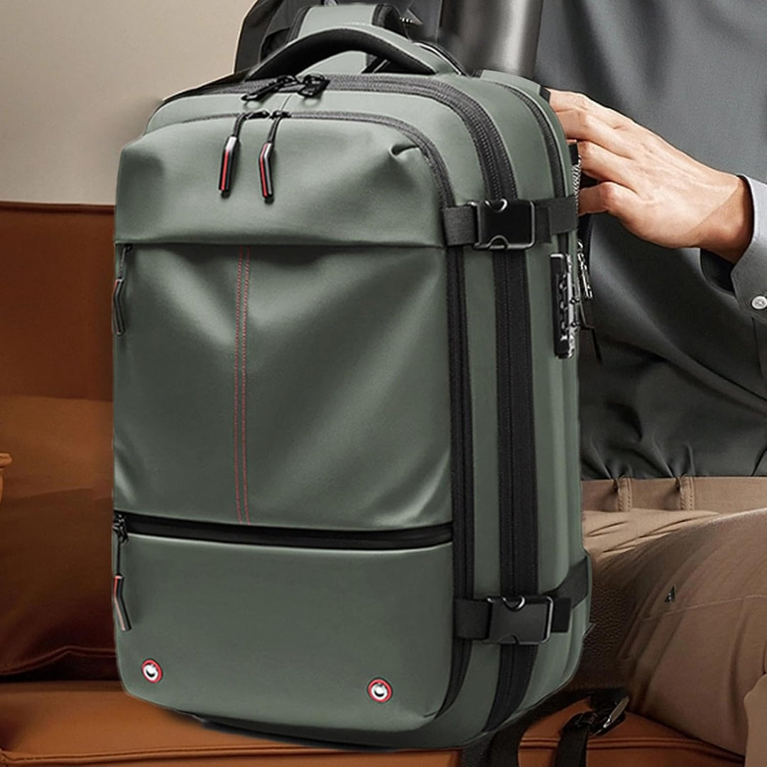 Armégrön vattentät ryggsäck 60L. Unisex design, expanderbar för äventyr och weekendresor.