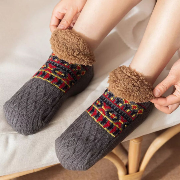 Unisex fleecefodrade strumpor med halkskydd. Varma och mysiga för alla åldrar inomhus.