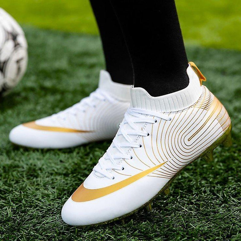 Professionella unisex fotbollsskor i guld färg med svart snörning och guldpläterad sula.