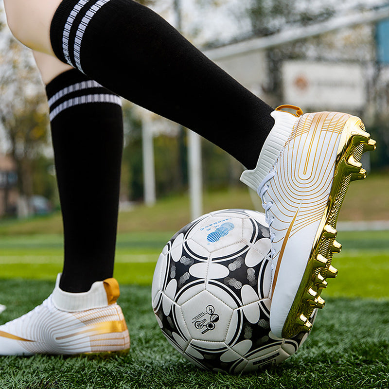 Professionella unisex fotbollsskor i svart färg med svart snörning och guldpläterad sula.