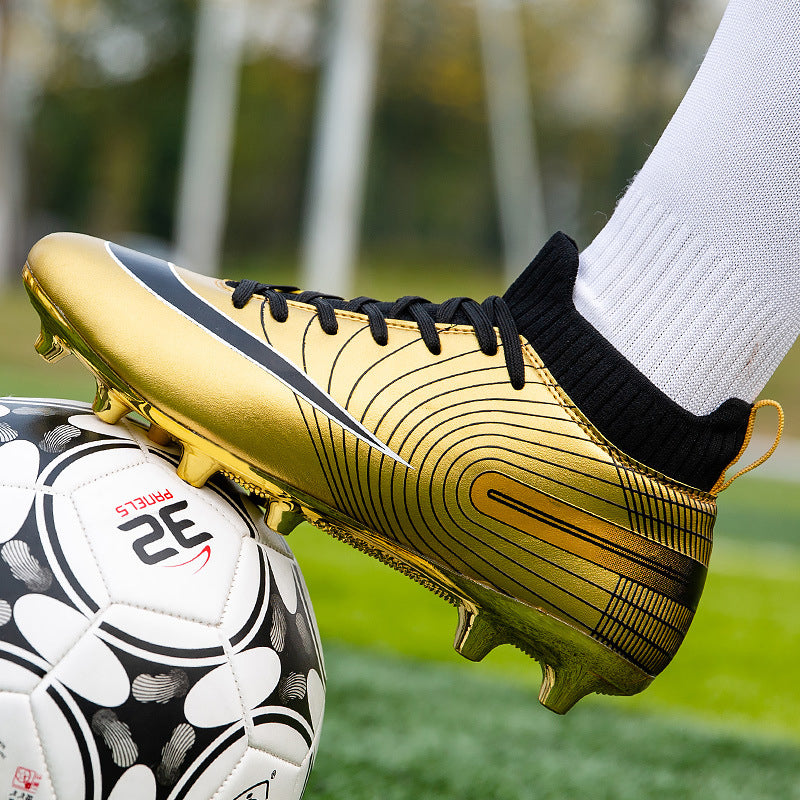 Detaljbild av snörningen på de professionella unisex fotbollsskorna i svart färg.