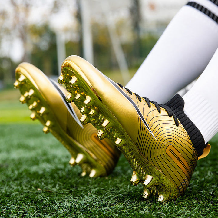 Närbild på de professionella unisex fotbollsskorna i guld färg med guldpläterad sula.