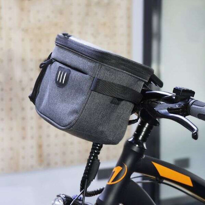 Unisex grå cykelväska med reflexremmar, rymlig design för nödvändigheter, lätt montering, stilren och säker.
