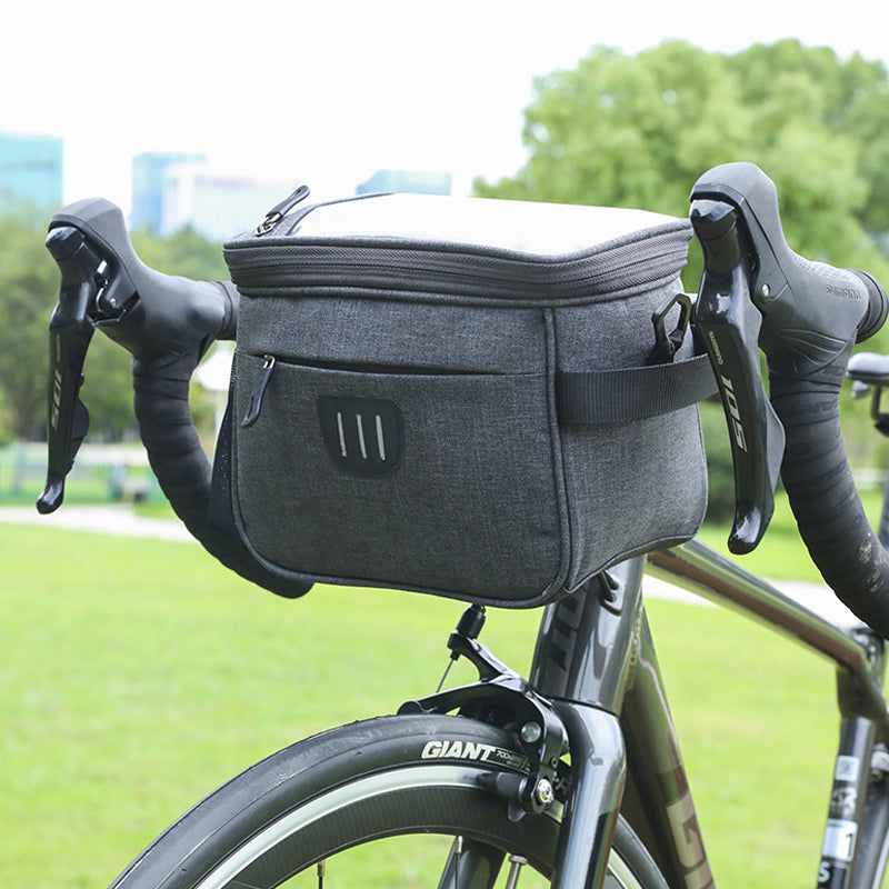 Unisex grå cykelväska med reflexremmar, rymlig design för nödvändigheter, lätt montering, stilren och säker.