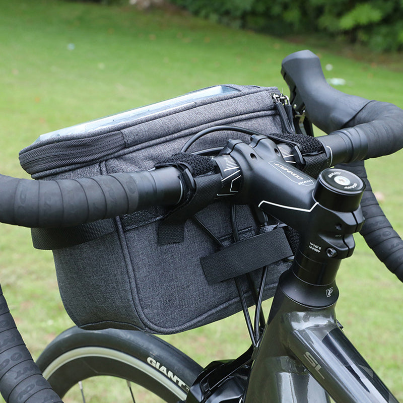Unisex grå cykelväska med reflexremmar, rymlig design för nödvändigheter, lätt montering, stilren och säker.