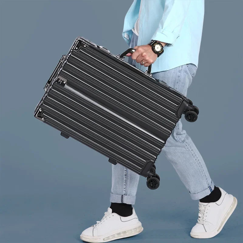 Säker resväska med hårdskal, aluminiumram och kodlås; idealisk för incheckat bagage.