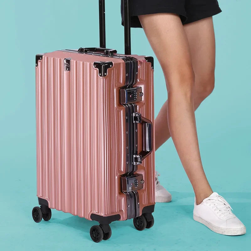 Robust bagage med hårdskalsdesign och en stabil aluminiumram som skyddar dina ägodelar.