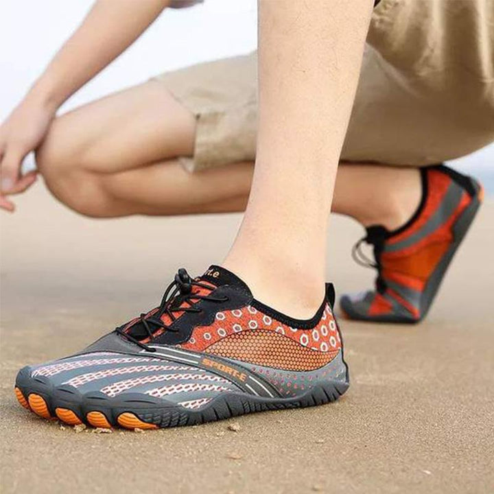 "Unisex halkfria aqua skodon för utomhusaktiviteter, blå och svarta, visar flexibel lycra och anti-slip sula."