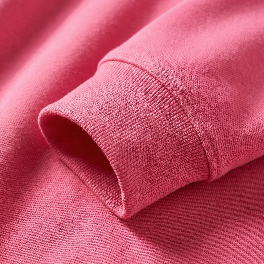 Trendig unisex pullover hoodie med unikt tryck. Perfekt för en inspirerande streetwear-look.