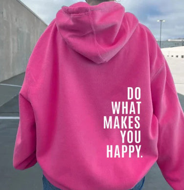 Modell bär avslappnad unisex hoodie 'Dylan' med unikt motiv, perfekt för en modern och bekväm stil.