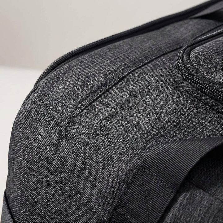 Stor FlexiHaul duffelväska, hopfällbar och vattentålig. Perfekt unisex resväska för flexibel packning.