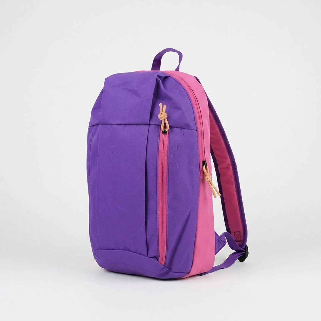 Modern unisex ryggsäck, kompakt design för stads- och naturäventyr. Perfekt som vandringsryggsäck.