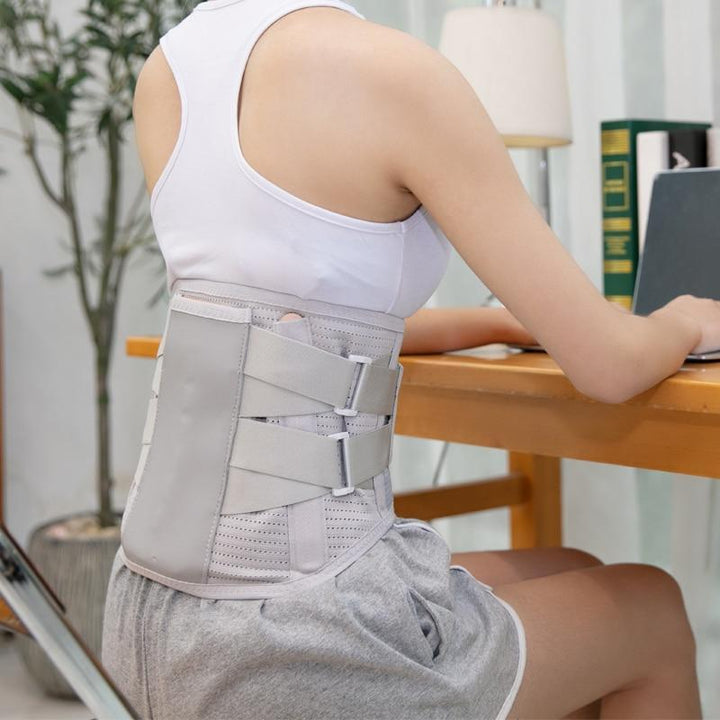 Unisex ländryggsstöd för smärtlindring, ger stöd och förbättrar hållning. Ergonomiskt för vardagsbruk och hälsa.