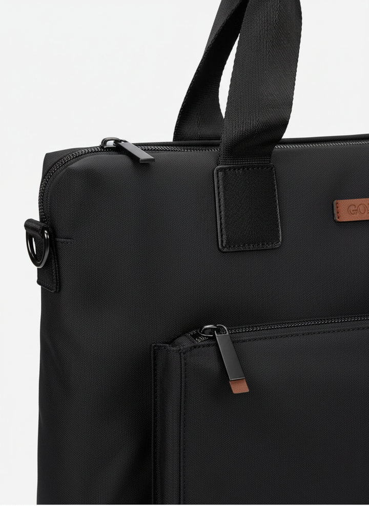 Svart rymlig laptopväska, unisex design, för datorer upp till 15,6 tum. Perfekt som arbets- & resväska.