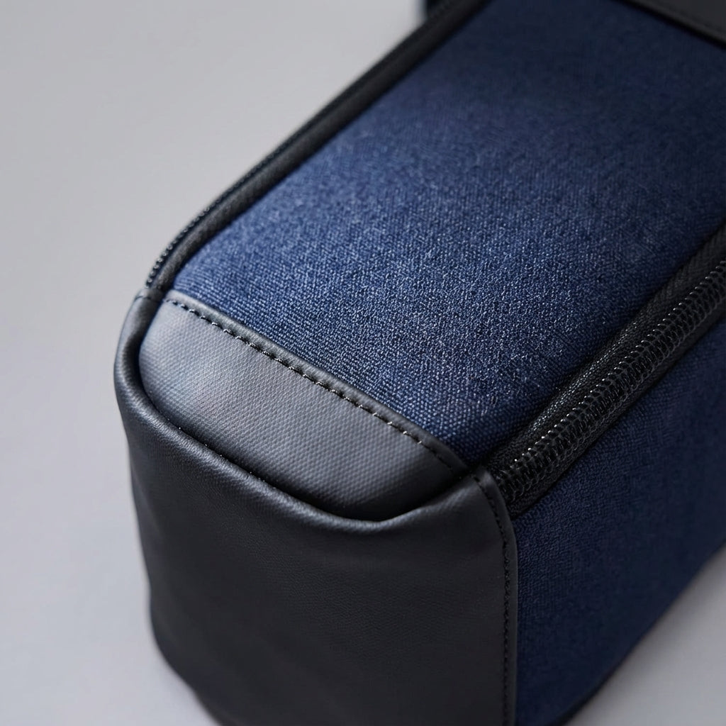 Snygg unisex crossbodyväska/axelväska i vattentåligt material, perfekt för pendling och vardag.